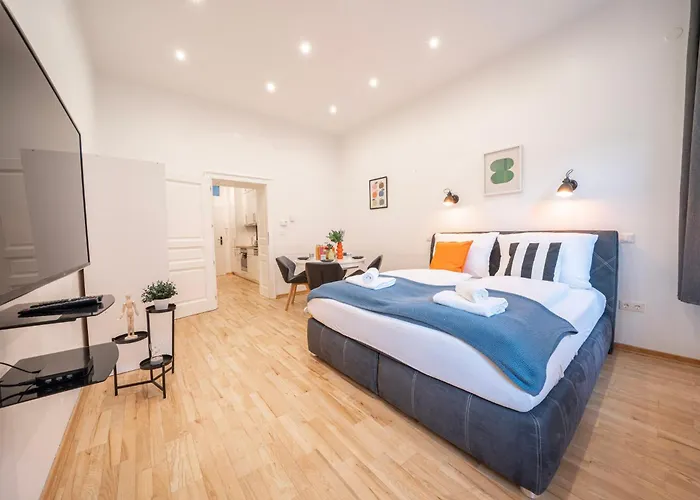 King-size Boxspring Beds, 15 Minutes To Center, Smart Tv Apartment